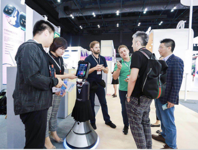 Cheetah Mobile's Consumer AI Products Make a Collective Debut at Hong Kong Electronics Fair, Accompanied by Smart Service Robots